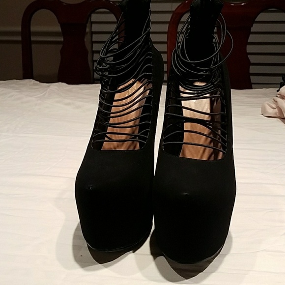 Black heels - Picture 3 of 7